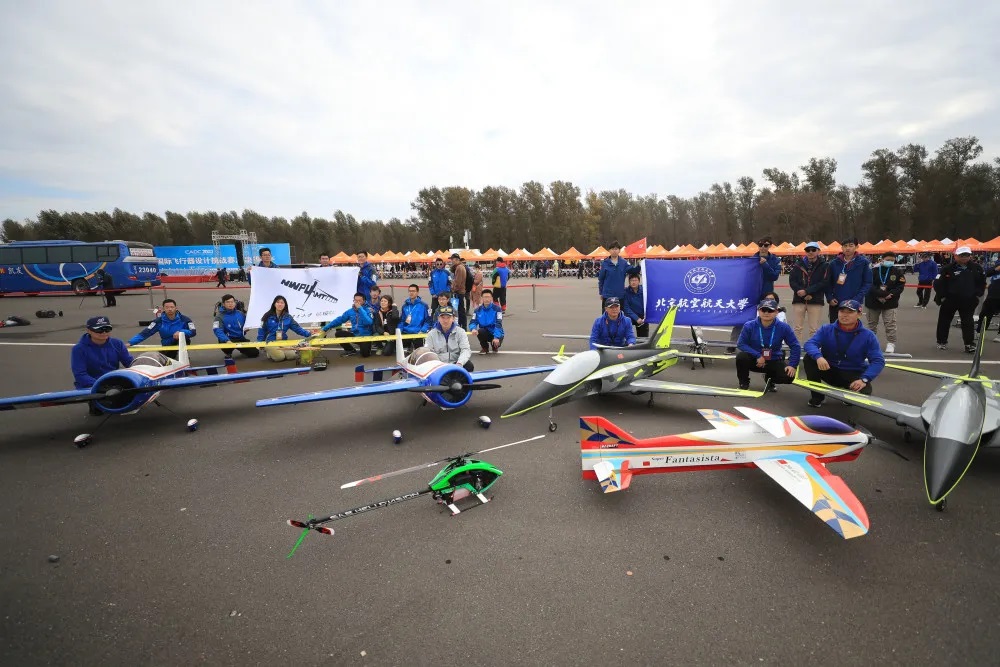 你以为大学生只会考试？他们正在亲手把飞机送上天，而这些飞机，将来会飞得比谁都远。